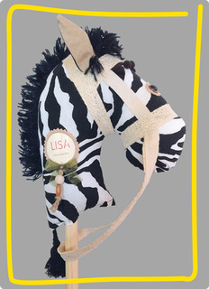 Stokpaardje met zebraprint en zwarte manen, handgemaakt cadeau met naam